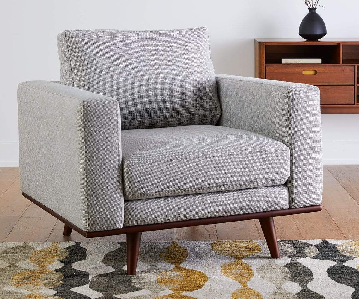 Olwyn Chair có kiểu dáng tinh xảo, bọc vải êm ái, phần gác tay mở rộng, đệm sâu tạo sự thoải mái tối đa.