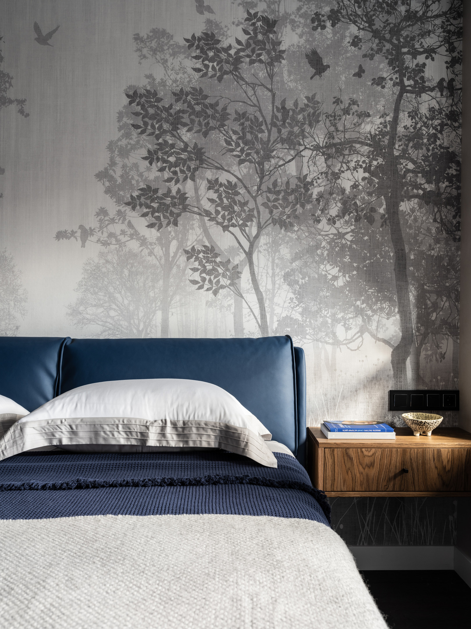 Thay vì sử dụng giấy dán tường, NTK đã chọn vải in chất lượng cao nhằm tăng sự sinh động cho phòng ngủ, giống như chủ nhân đang nghỉ ngơi trong một khu rừng yên ả, lãng mạn. táp đầu giường bằng gỗ gắn tường cực kỳ nhỏ gọn và thuận tầm tay với.
