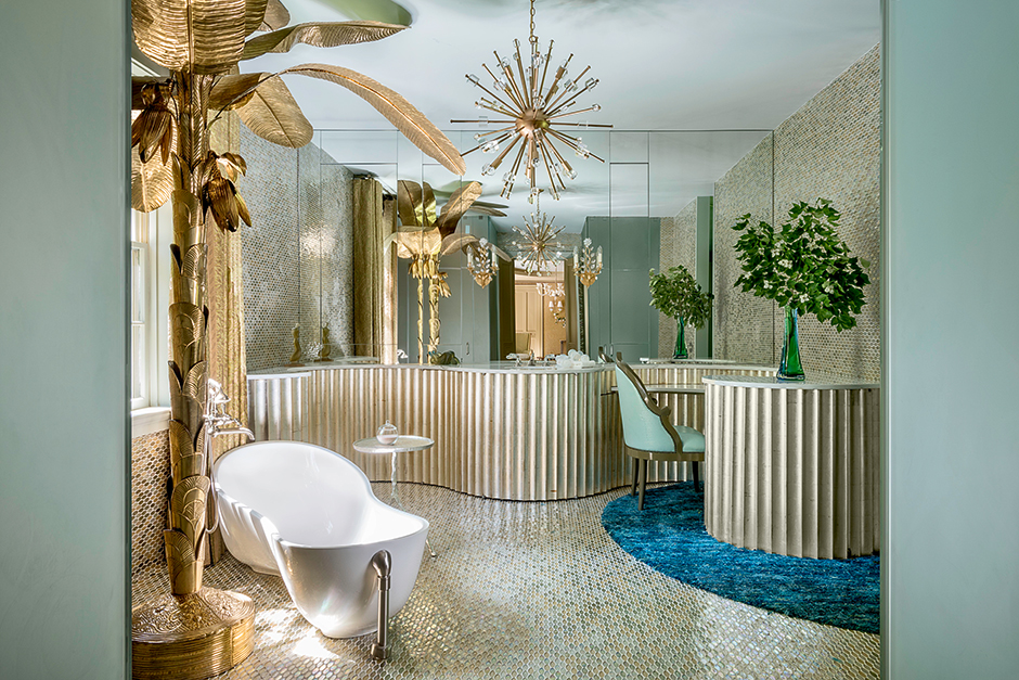 Phòng tắm do Barry Dixon thiết kế khiến người nhìn thật sự choáng ngợp bởi sự xa hoa và đắt giá trong từng chi tiết. Gạch lát sàn cây trang trí bằng đồng mạ vàng, chiếc đèn chùm 'tone sur tone' kết hợp pha lê tạo nên một phòng tắm 'đẳng cấp 5 sao'.