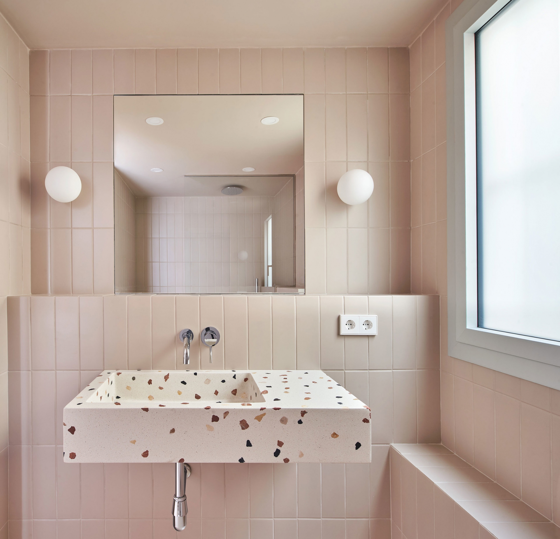 Nếu phòng tắm ở trên là sự chia đôi giữa gạch ốp và sơn tường thì không gian này, NTK quyết định ốp 'full' tường màu hồng pastel cho vẻ đẹp nữ tính và ngọt ngào tuyệt đối. Chiếc bồn rửa họa tiết terrazzo cũng góp phần tạo nên điểm nhấn cho không gian bớt đi sự 'một màu'.