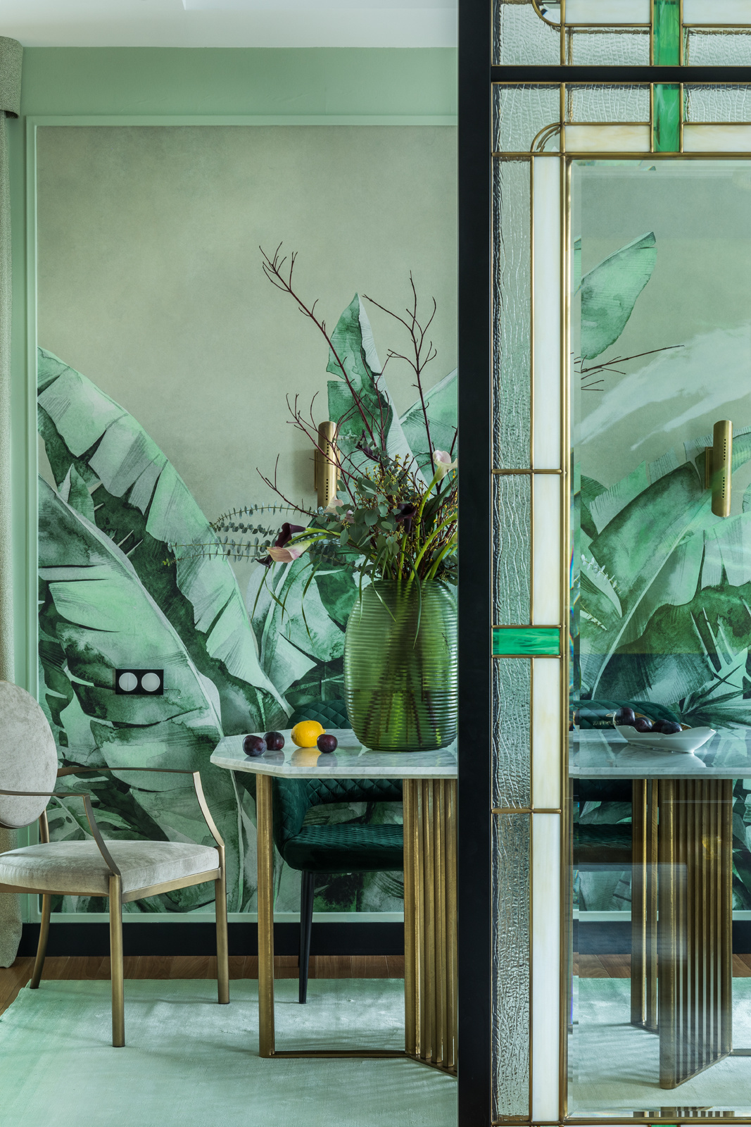 Dự án của nhà thiết kế Elena Lushkina và kiến ​​trúc sư Tatyana Zabelina mang đến cho khu vực phòng ăn màu xanh lá cây tươi mát, không chỉ từ màu sơn tường mà còn ở họa tiết Tropical cùng chi tiết rất nhỏ trên tường kính.
