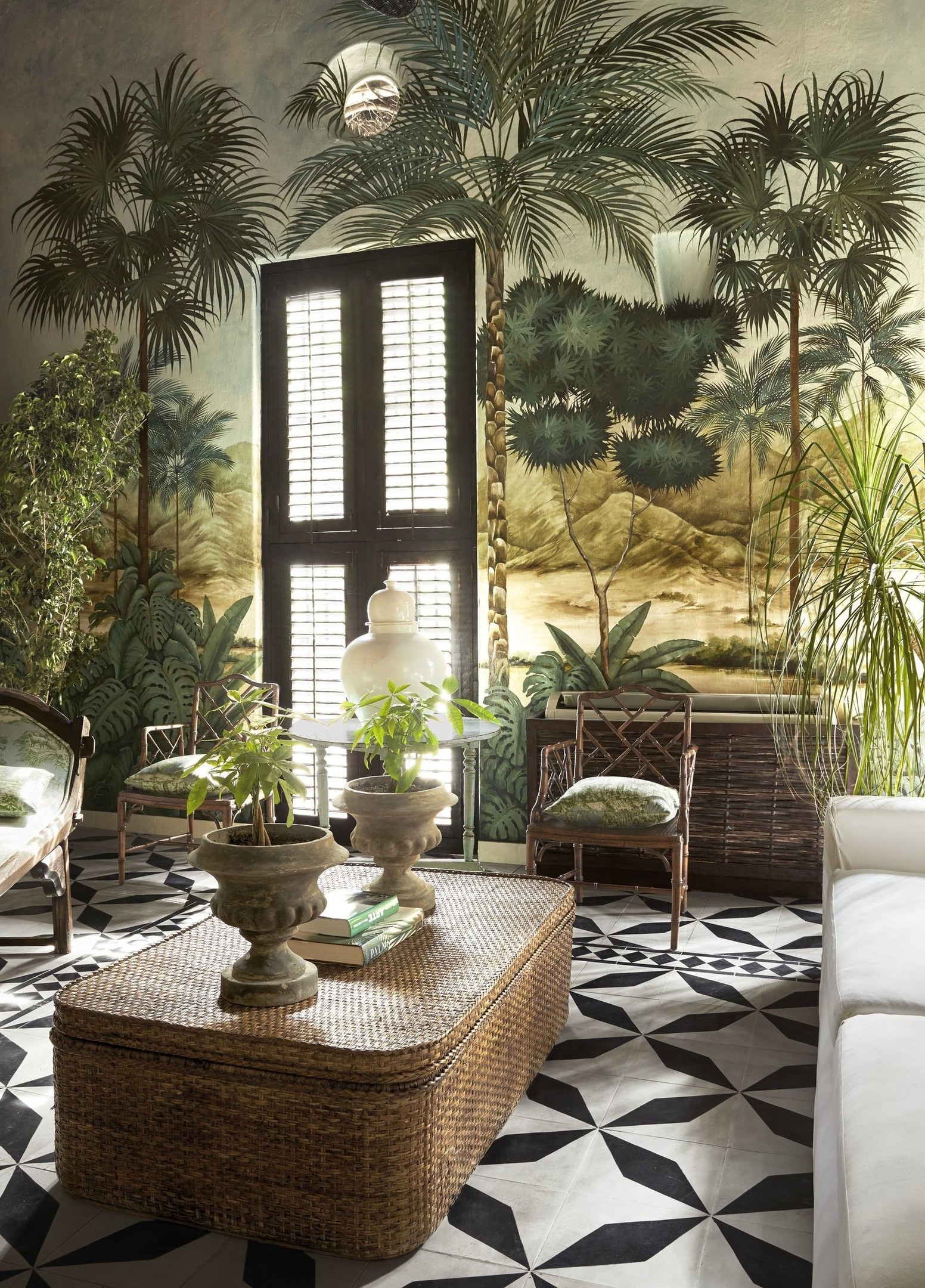 Không gian tiếp khách trong ngôi nhà của nhà thiết kế thời trang nổi tiếng người Colombia - Joanna Ortiz. Vì làm trong lĩnh vực thời trang nên căn phòng miền nhiệt đới của bà cũng sống động như các thiết kế trên sàn diễn vậy!