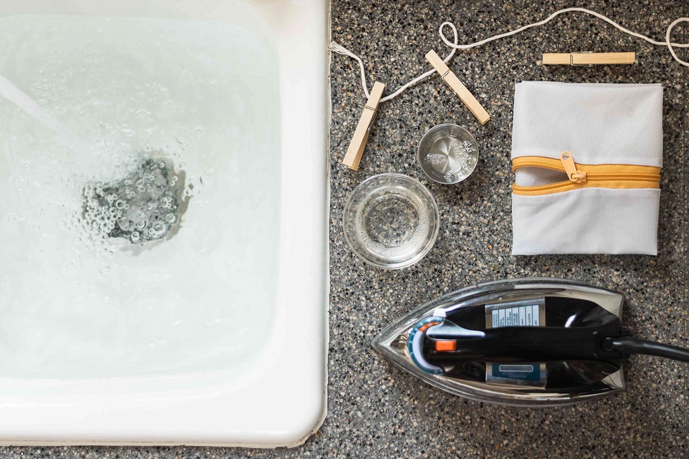 Những gì bạn cần chuẩn bị để giặt sạch vỏ bọc gối bằng chất liệu lụa tơ tằm.