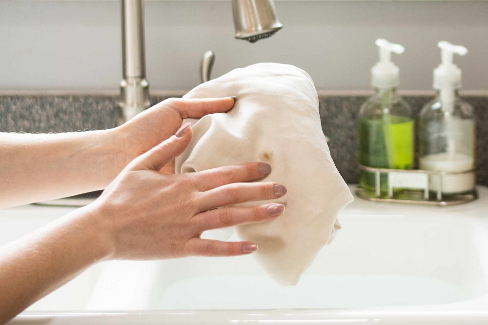 Chỉ cần dùng ngón tay chấm một ít chất tẩy rửa vào vị trí bị vàng ố. Để yên như vậy trong 15 phút trước khi giặt.