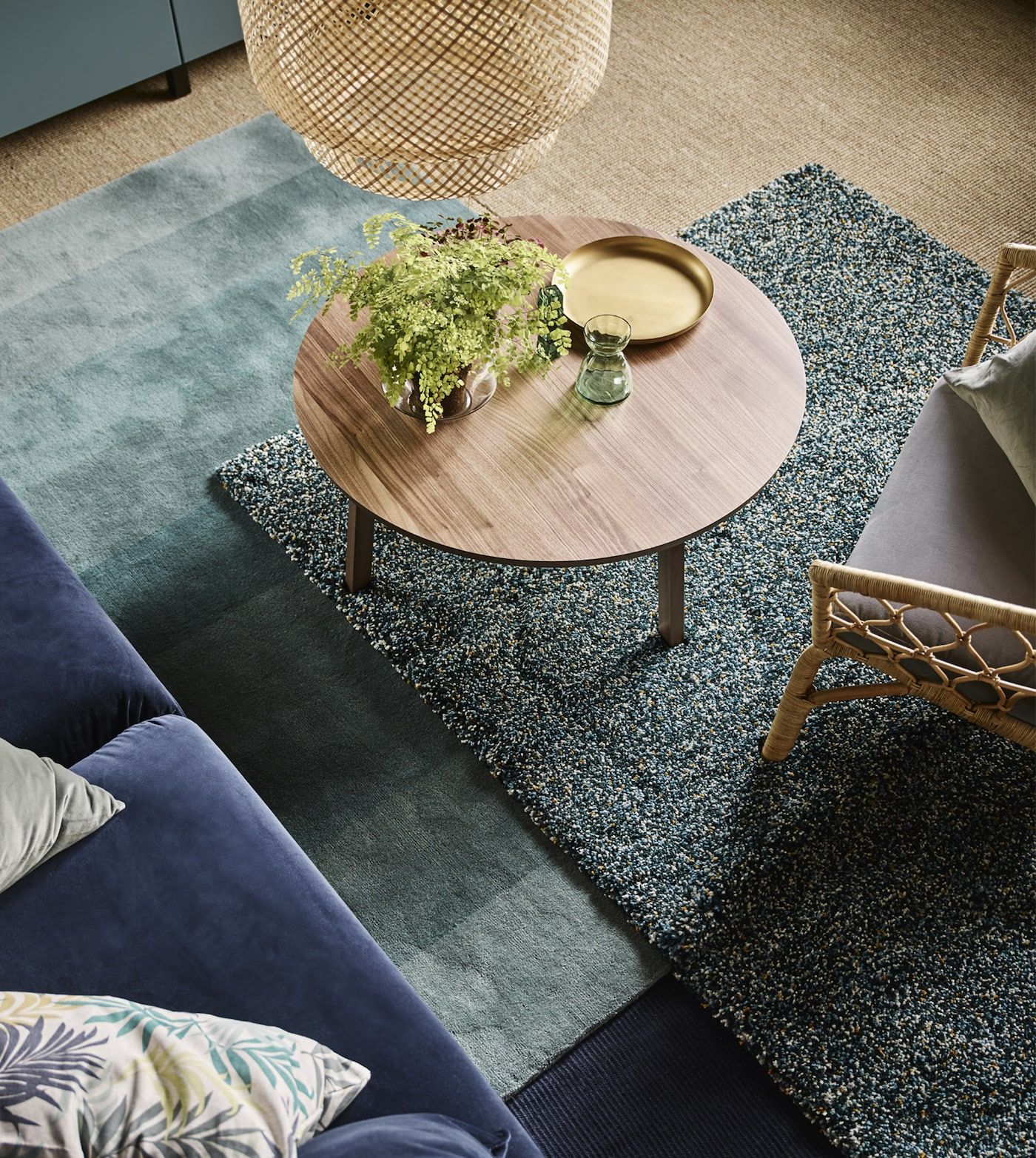 Hai tấm thảm trải sàn đều có hình chữ nhật, đều cùng gam màu xanh nhưng sắc thái và chi tiết khác nhau vẫn tạo nên một vẻ đẹp sang trọng, quyến rũ lạ thường trong không gian tiếp khách được chụp từ trên cao.