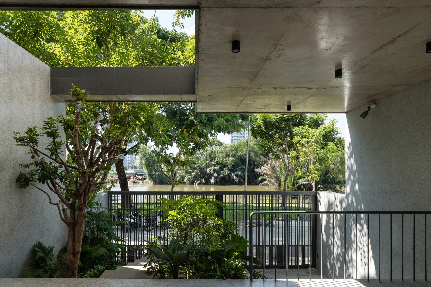 District 7 House: Nhà ống tại Sài Thành với view sông mát rượi cùng giếng trời làm điểm nhấn - Ảnh 15
