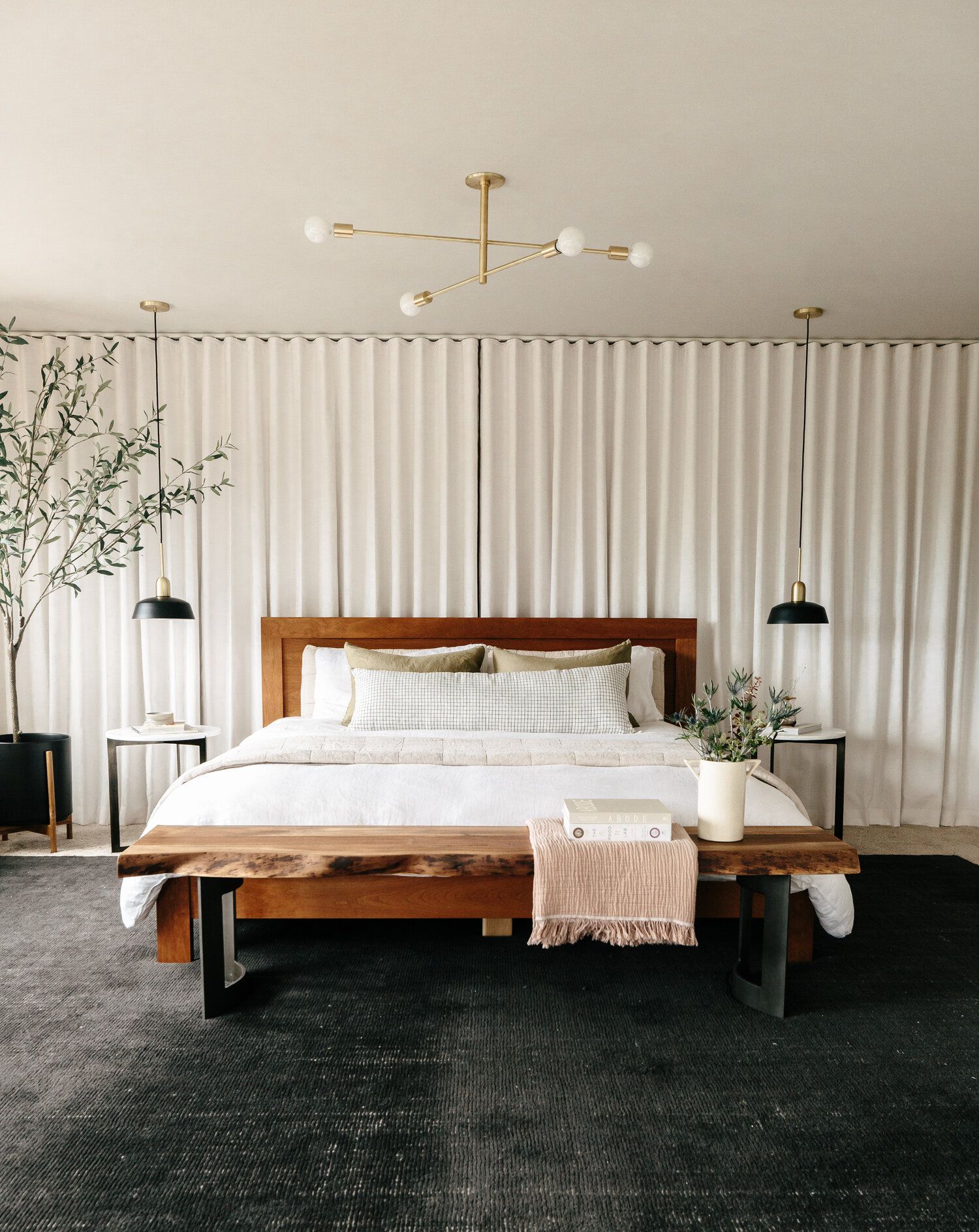 Các nhà thiết kế nội thất khuyên bạn nên cài đặt nhiều 'lớp' ánh sáng trong phòng ngủ.