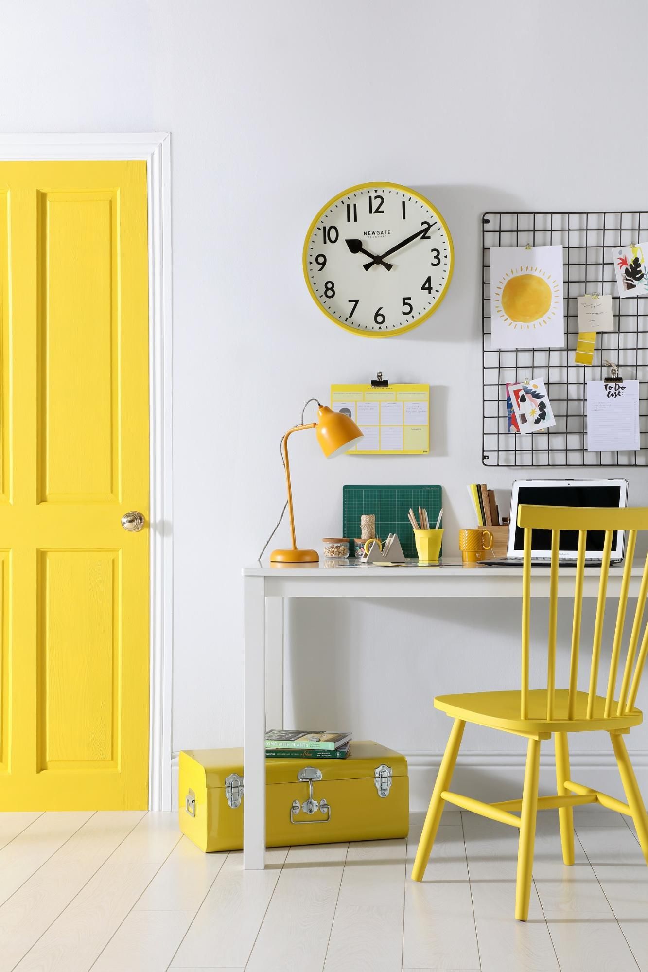 Màu vàng có khả năng thúc đẩy tâm trạng vui vẻ, phấn chấn nên rất phù hợp cho phòng làm việc. 