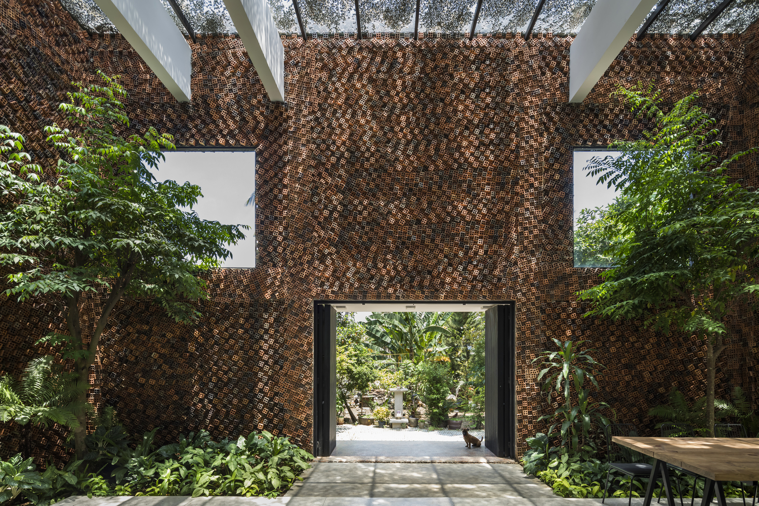 Wall House do đội ngũ Creative Architects thiết kế với mặt tiền đẹp - độc - lạ như một tổ ong khổng lồ nổi bật.