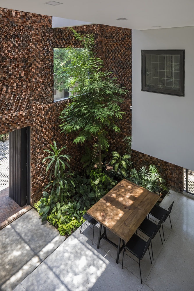 Wall House: Ngôi nhà gạch tại Biên Hòa có thiết kế độc đáo tựa như một... 'tổ ong' khổng lồ - Ảnh 7