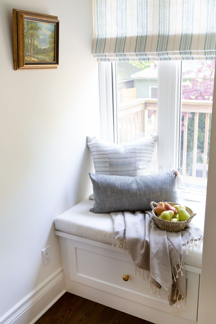Một băng ghế có kích thước phù hợp sẽ biến cửa sổ thành góc thư giãn cực kỳ lãng mạn ngay trong phòng khách.