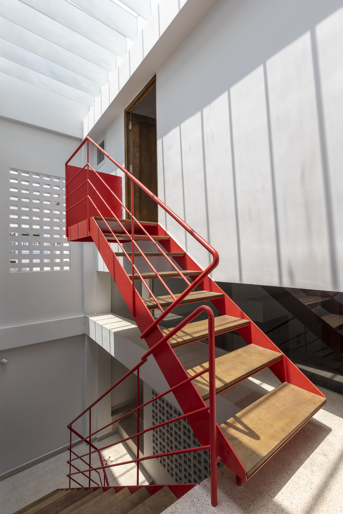 Màu đỏ của công trình được phát triển từ cầu thang cũ và giữ lại nguyên vẹn trong quá trình sửa chữa. 