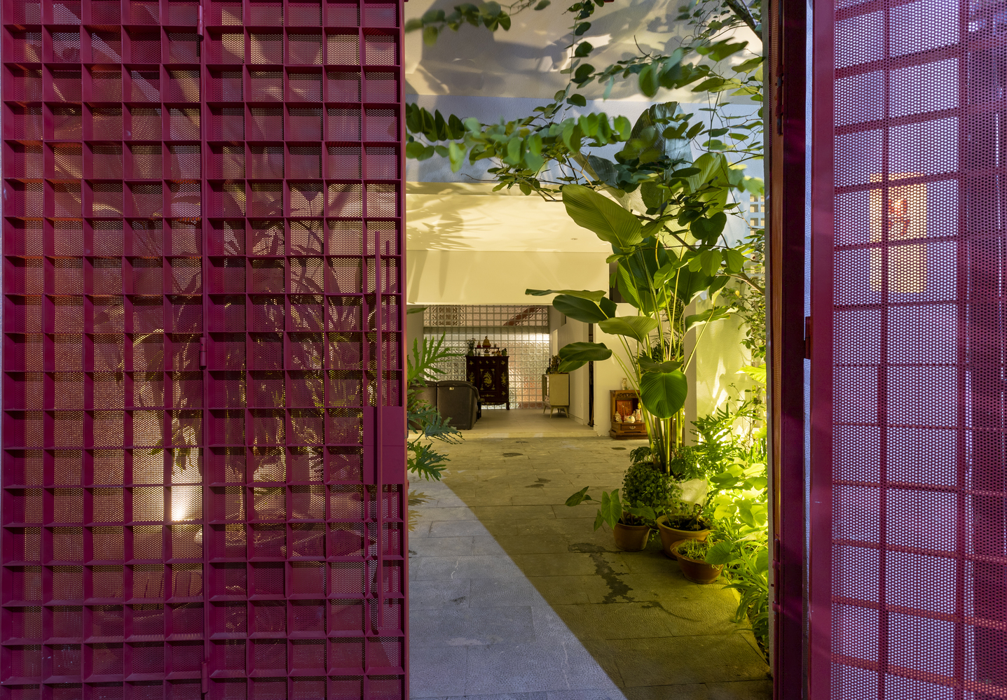 Kiến trúc sư Phạm Đức Minh cho biết, mong muốn của khách hàng là tạo ra một không gian nhà ở gần gũi và yên tĩnh, phù hợp với khí hậu nhiệt đới nóng ẩm của miền Nam.