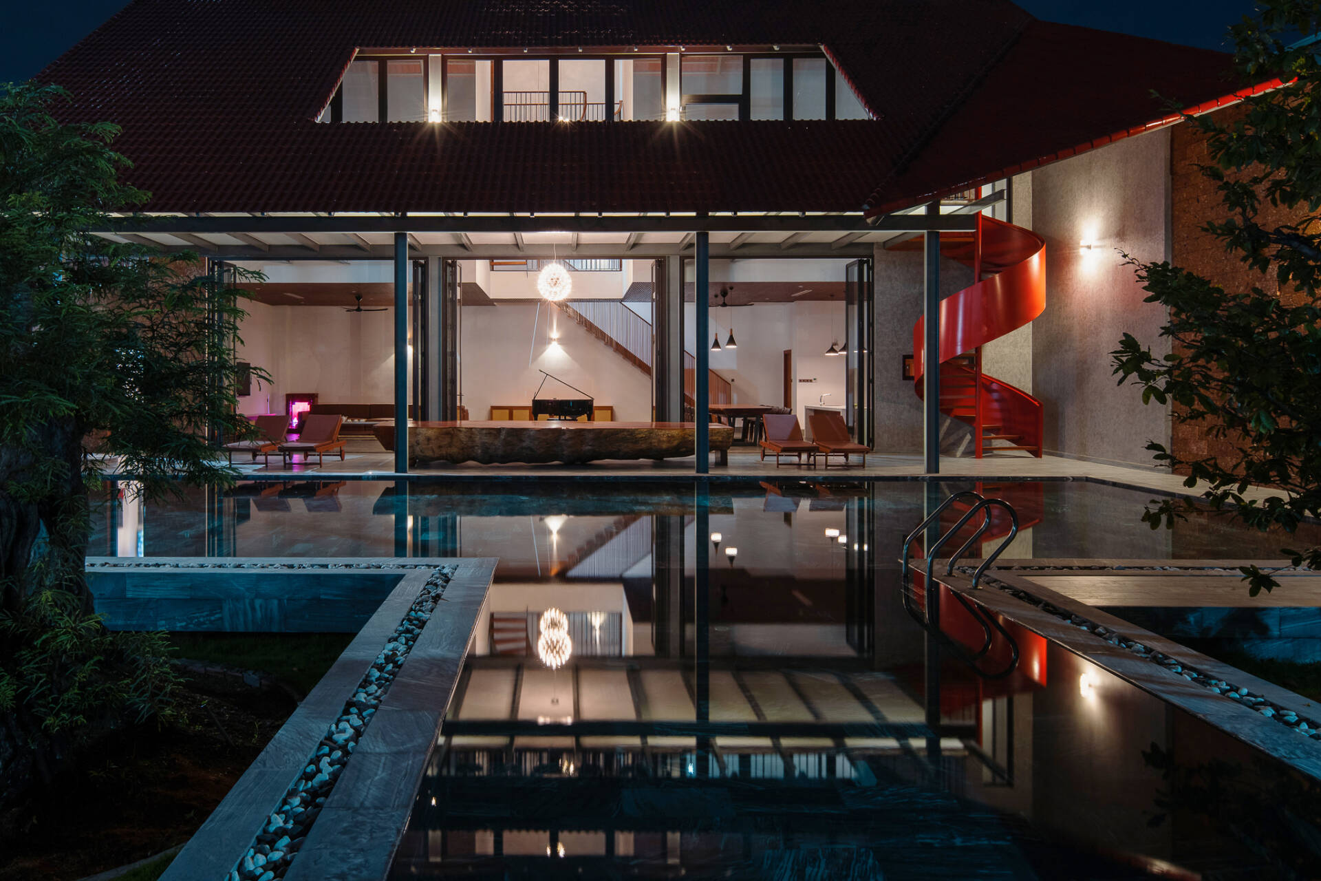 Khi về đêm, những ánh đèn hắt ra từ trong nhà và cả khu vực bể bơi tạo nên hiệu ứng phản chiếu hình ảnh không gian tầng 1 xuống đáy nước long lanh huyền ảo.
