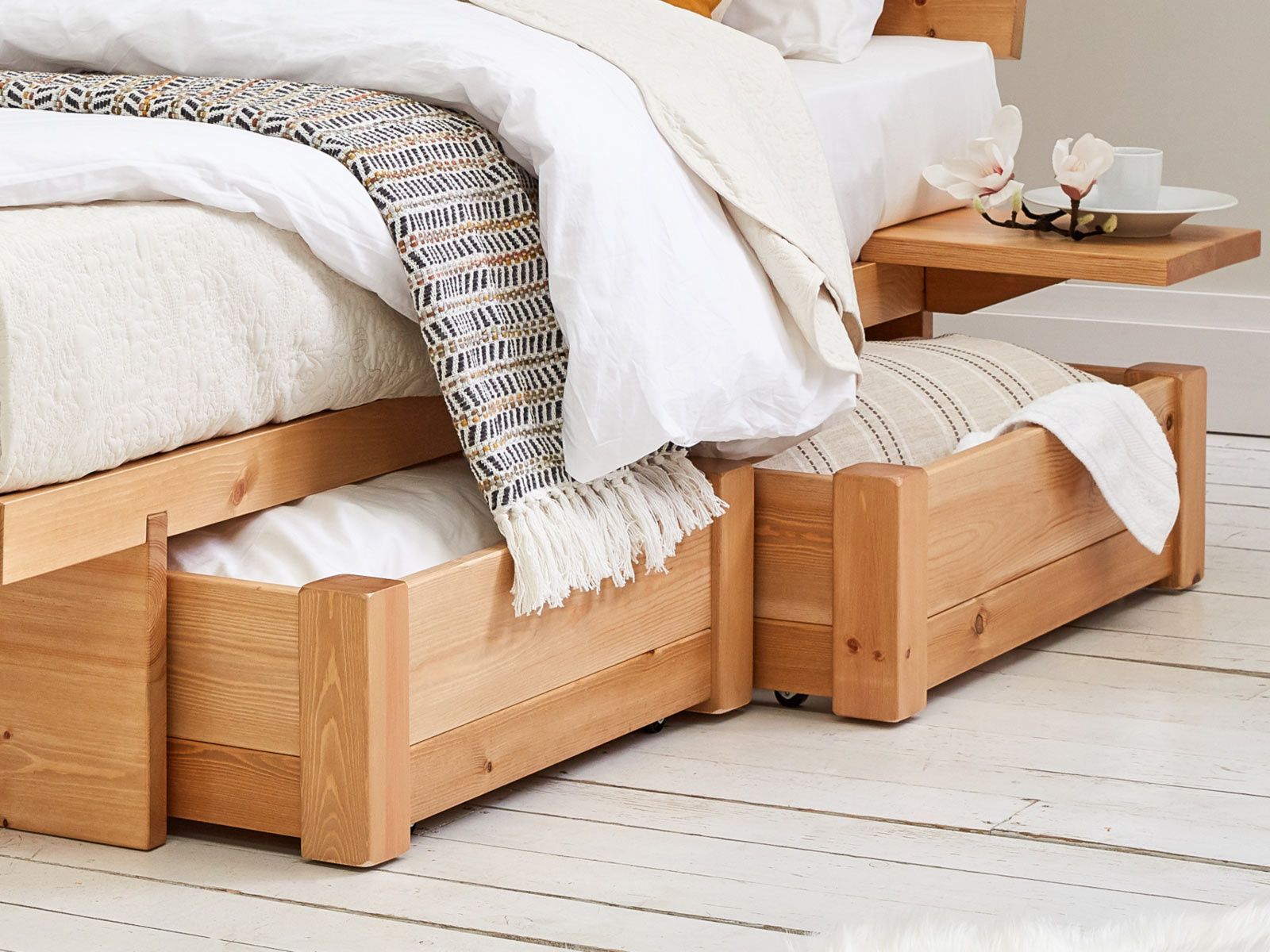 Hãy tận dụng ngay khu vực dưới gầm giường để bổ sung cho nó những chiếc hộc lưu trữ bằng gỗ gọn gàng, xinh xắn cho phòng ngủ luôn ngăn nắp.