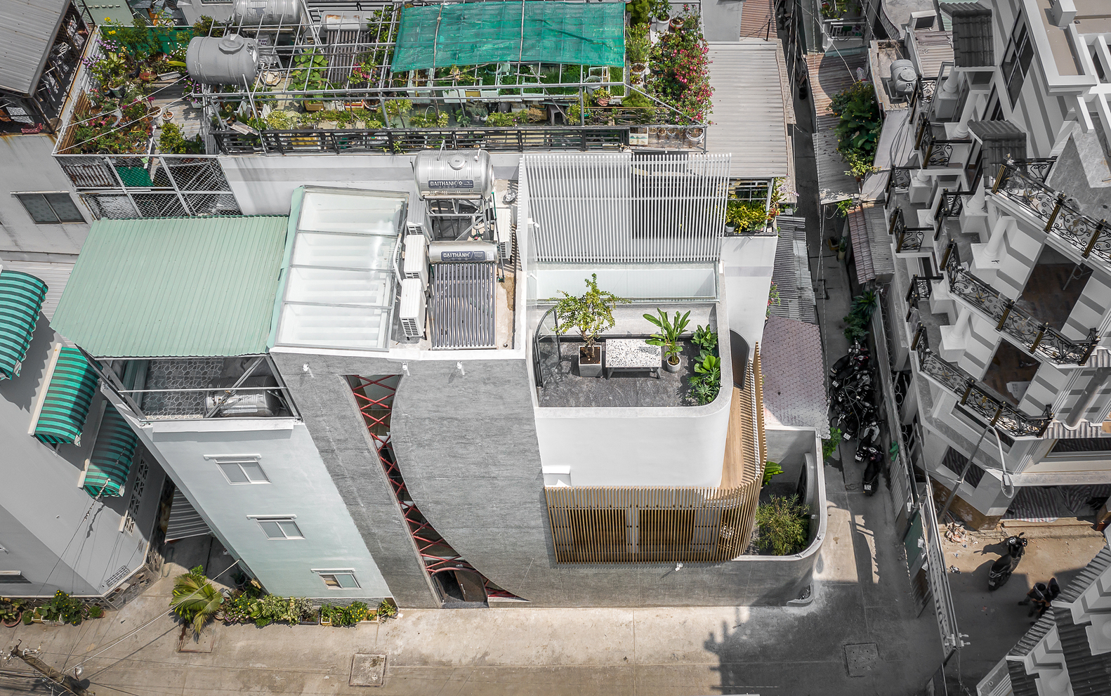 Hình ảnh chụp từ trên cao cho thấy “Alone House” nằm trong con hẻm nhỏ ở quận Bình Chánh nên khoảng cách với các nhà đối diện khá gần. 