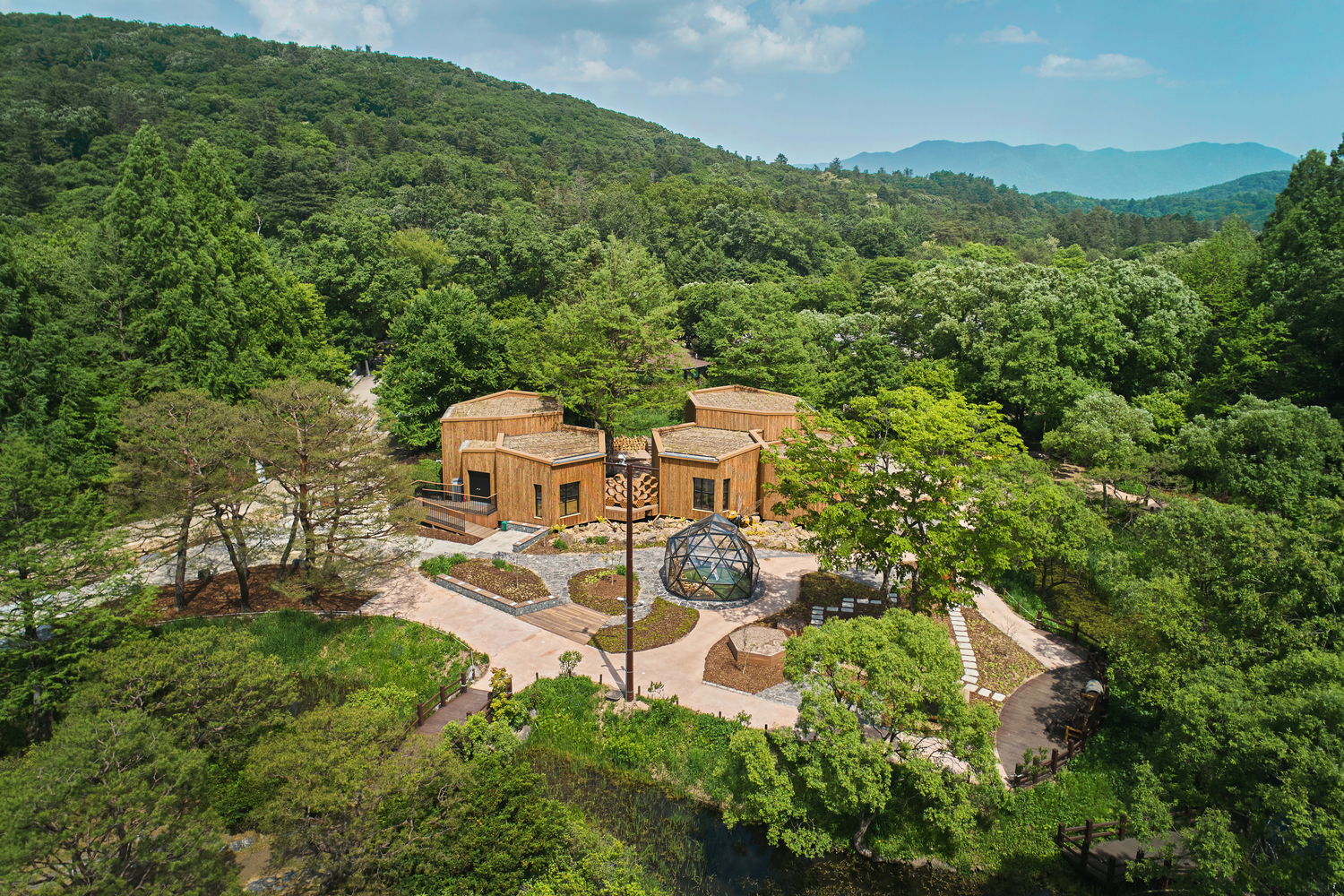 “Korea National Arboretum Children's Forest School” là dự án của Vườn ươm Quốc gia Hàn Quốc do GEEUMPLUS thiết kế. 