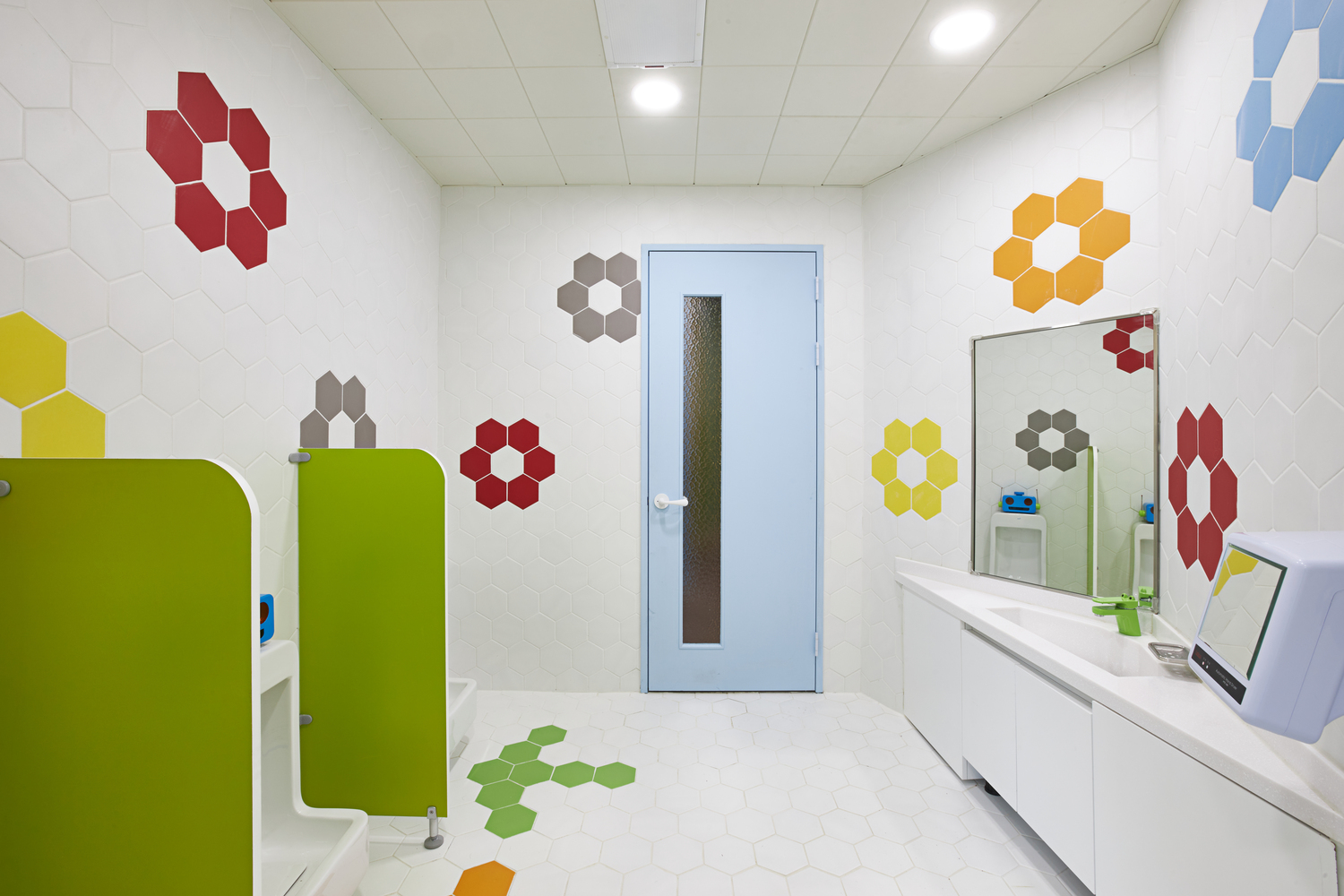 Không gian bên trong các lớp học được thiết kế trực quan sinh động, sắc màu tươi sáng, ngay cả phòng vệ sinh của các bé cũng rất dễ thương.