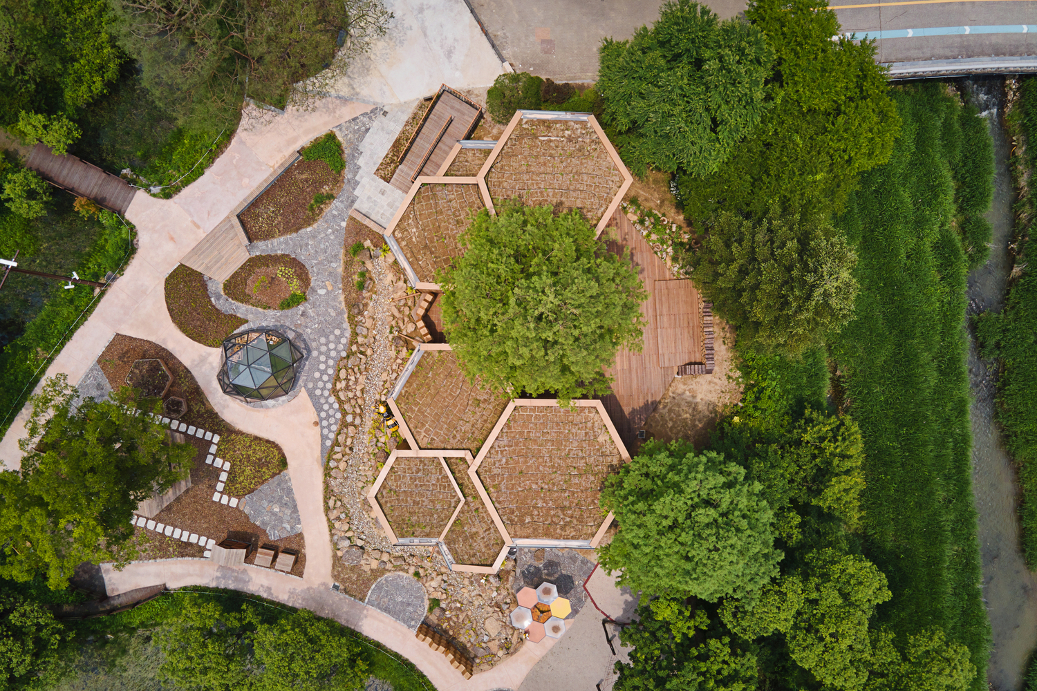 Ý tưởng thiết kế kiến ​​trúc chính là sự cấu tạo của không gian thông qua các mô-đun hình tổ ong (hình lục giác). 