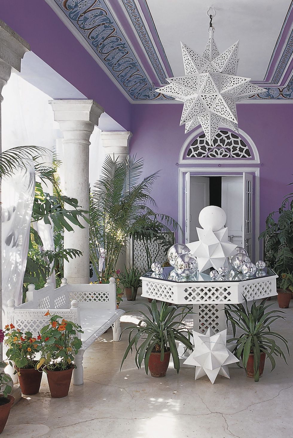 Không gian sống của vợ chồng nhà thiết kế thời trang với khoảng sân sau tuyệt đẹp. Nền tường màu tím sang trọng với những chi tiết nội thất màu trắng tinh tế, lấp lánh cùng đường nét sắc sảo theo phong cách hoàng gia.