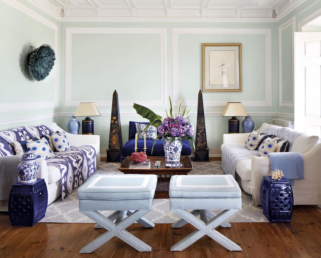 Phòng khách theo phong cách chiết trung với nền tường xanh bạc hà tươi mát, kết hợp với nội thất gam màu trắng, tím và xanh lam. Đặc biệt là sự phối hợp của rất nhiều sắc thái của tone màu tím, từ đậm đến nhạt tạo nên vẻ hấp dẫn cho căn phòng.