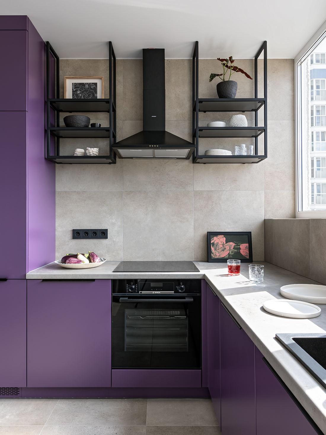 Phòng bếp thiết kế kiểu chữ L lựa chọn hệ tủ lưu trữ màu tím mộng mơ kết hợp với mặt bàn đá màu trắng tạo nên sự tương phản đẹp mắt. Sự phối hợp với gạch ốp lát sàn và tường màu be nhạt cũng là lựa chọn khéo léo cho bếp nhỏ thêm nổi bật.