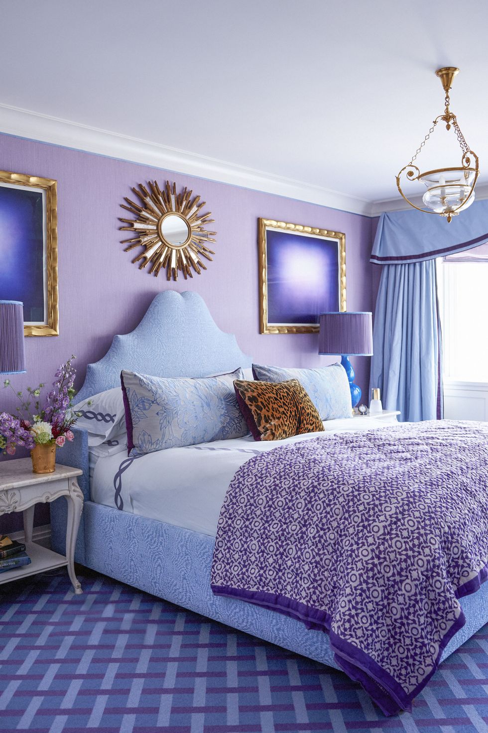 Màu xanh lam là một trong những lựa chọn được ưu tiên khi trang trí phòng ngủ. Nhưng nếu bạn là 'fan' của màu tím thì hoàn toàn có thể kết hợp cả 2 ở mức độ nhạt như màu pastel. Đừng quên thêm sắc trắng vào bộ chăn gối hay sơn trần phòng ngủ để trung hòa lại cảm giác nhé!