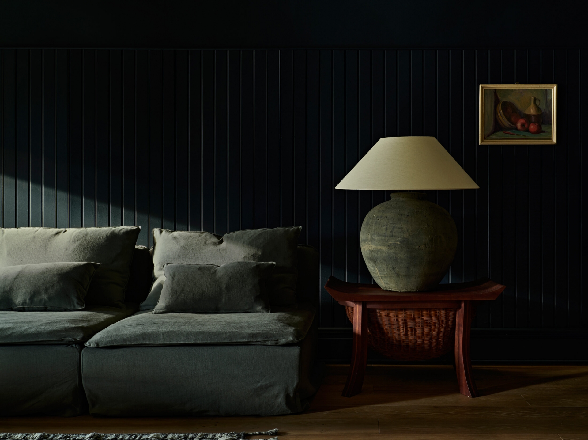 Nếu bạn là 'fan cuồng bóng đêm' thì đừng ngại ngần thể hiện sở thích bằng cách sơn những tấm ốp tường gỗ với màu xanh rêu đậm. Khi ánh sáng từ ô cửa chiếu vào, căn phòng toát lên một vẻ rất nghệ thuật.