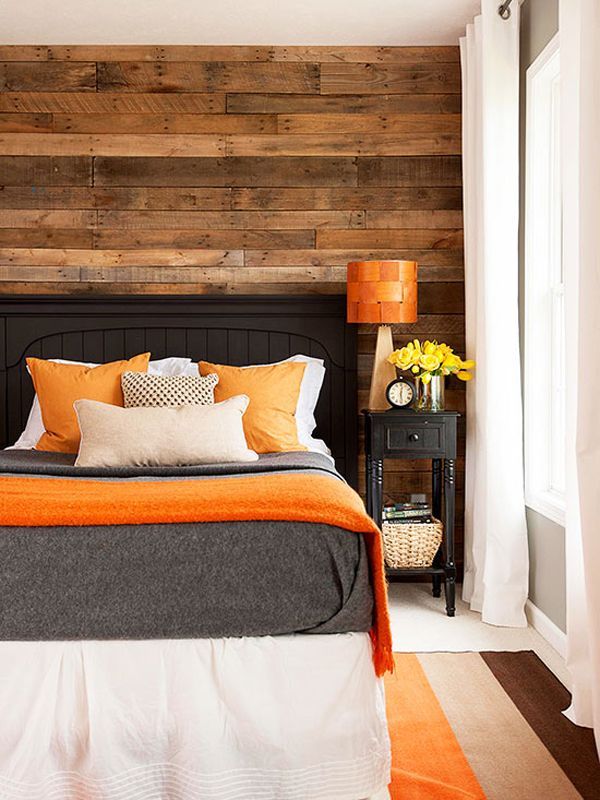 Đôi khi, bạn chỉ cần sử dụng gỗ tự nhiên ốp tường, kết hợp với màu sắc của phụ kiện trang trí như chụp đèn bàn, vỏ chăn ga gối màu cam rực rỡ là đủ để tạo nên sức hút cho phòng ngủ nhỏ.