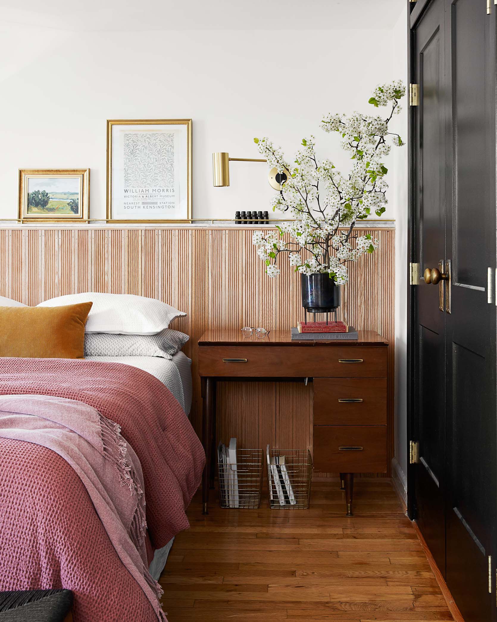 Vẫn là vật liệu gỗ ốp tường cho khu vực đầu giường nhưng phòng ngủ này khoác lên mình vẻ trẻ trung hơn nhờ kết hợp một phần sơn tường và một phần ốp gỗ. Tấm gỗ được tạo nên từ những thanh sọc nhỏ cho hiệu ứng sinh động.