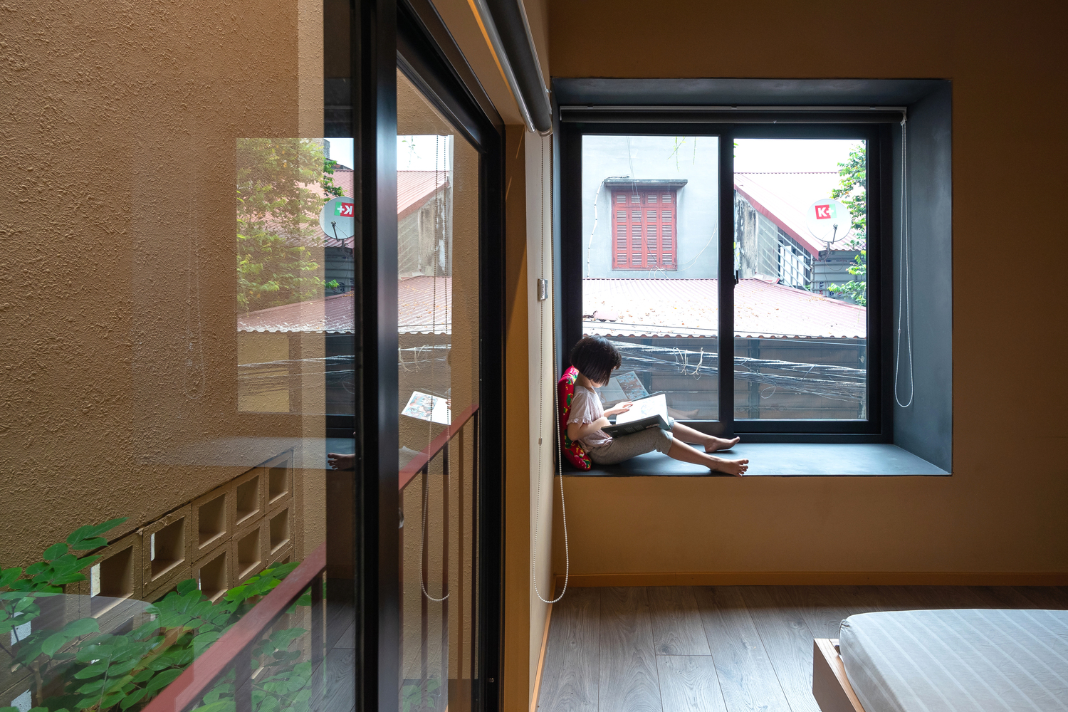 Bệ cửa sổ với khung cửa kính tạo thành một góc ngồi thư giãn để đọc sách, nhâm nhi tách trà, cà phê,... ngắm nhìn những tia nắng, hạt mưa long lanh rơi ngoài cửa sổ.
