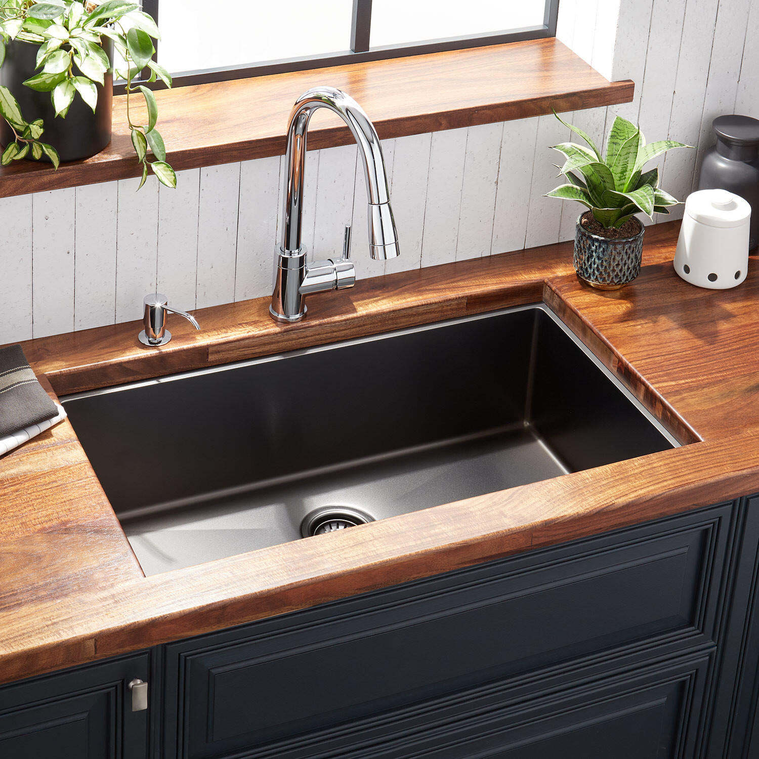 Bồn rửa âm bàn có thiết kế gắn chìm dưới mặt bàn bếp, tiết kiệm không gian, dễ vệ sinh mặt bàn và tính thẩm mỹ cao.
