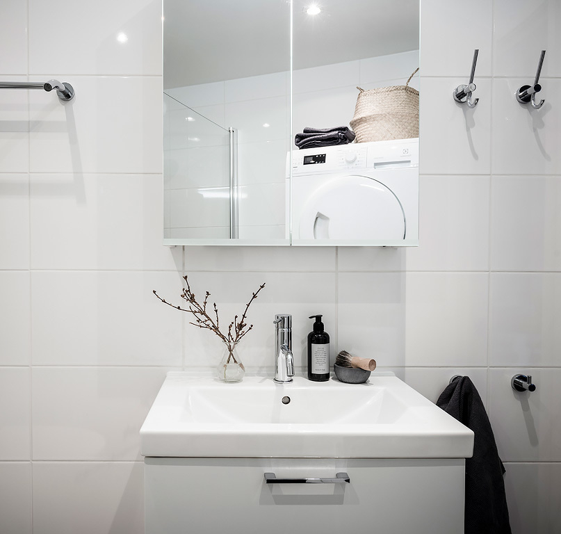 Chẳng hạn như một chiếc tủ lưu trữ với cửa ốp gương soi ngay trên bồn rửa sẽ giúp phòng tắm tiện nghi hơn hẳn.