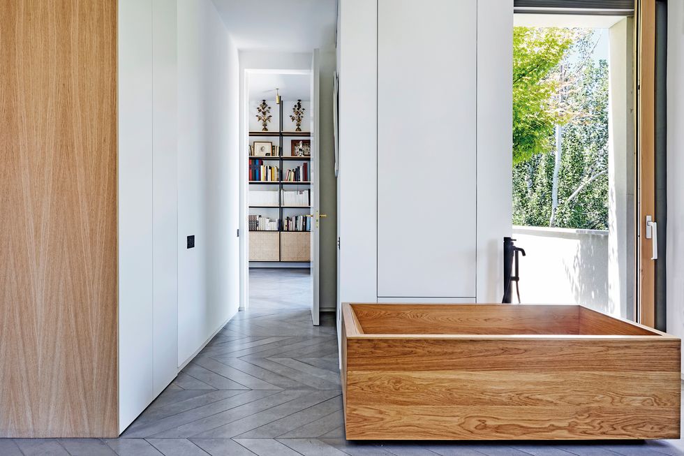 Ngôi nhà hiện đại tạo Madrid do BETA.Ø. Studio thiết kế. Giữa không gian lựa chọn sắc trắng chủ đạo thì sàn nhà họa tiết xương cá màu xám cùng chiếc bồn tắm gỗ vững chắc tạo nên điểm nhấn đẹp mắt và ấm áp cho không gian thư giãn.