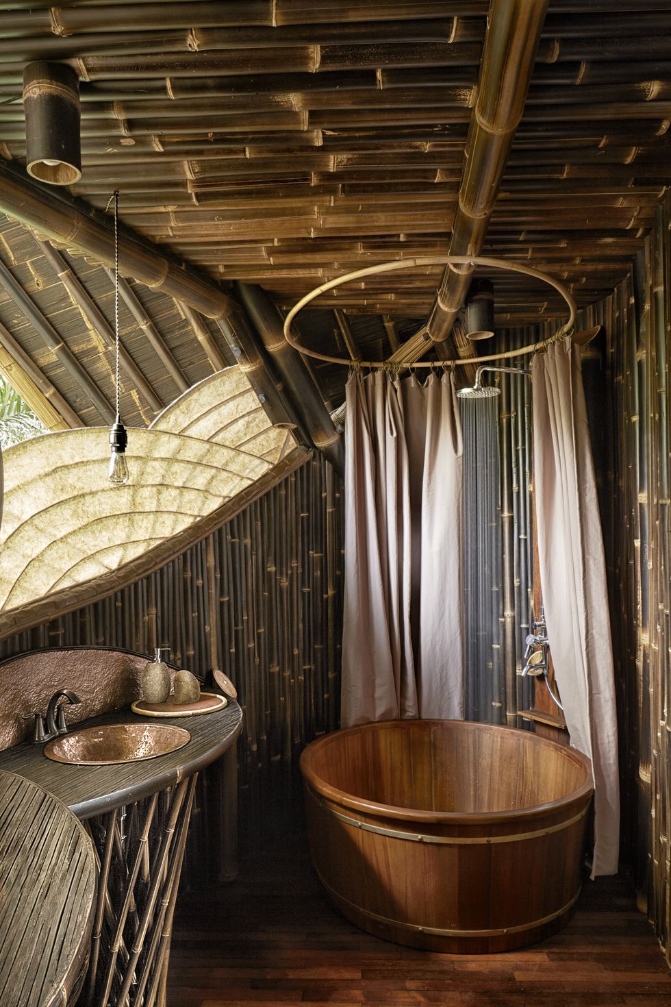 Các bạn đang nhìn ngắm phòng tắm trong “Biệt thự tre”, xây dựng theo phong cách Nhật Bản tại Bali - nơi được mệnh danh hòn đảo ngọc của đất nước Indonesia xinh đẹp. Sự mềm mại, dẻo dai của tre đã tạo nên nội thất đẹp như những tác phẩm nghệ thuật trong không gian nhỏ bé.