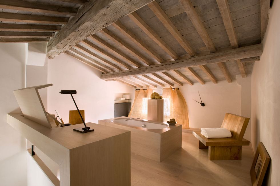 Căn hộ với phòng tắm được thiết kế trên tầng áp mái tại thành phố Florence thuộc miền Trung nước Ý. Đa phần nội thất được thiết kế hoàn toàn bằng gỗ sáng màu, kết hợp với rèm che bằng vải gai cho khu vực cửa sổ thêm duyên dáng, nhẹ nhàng.