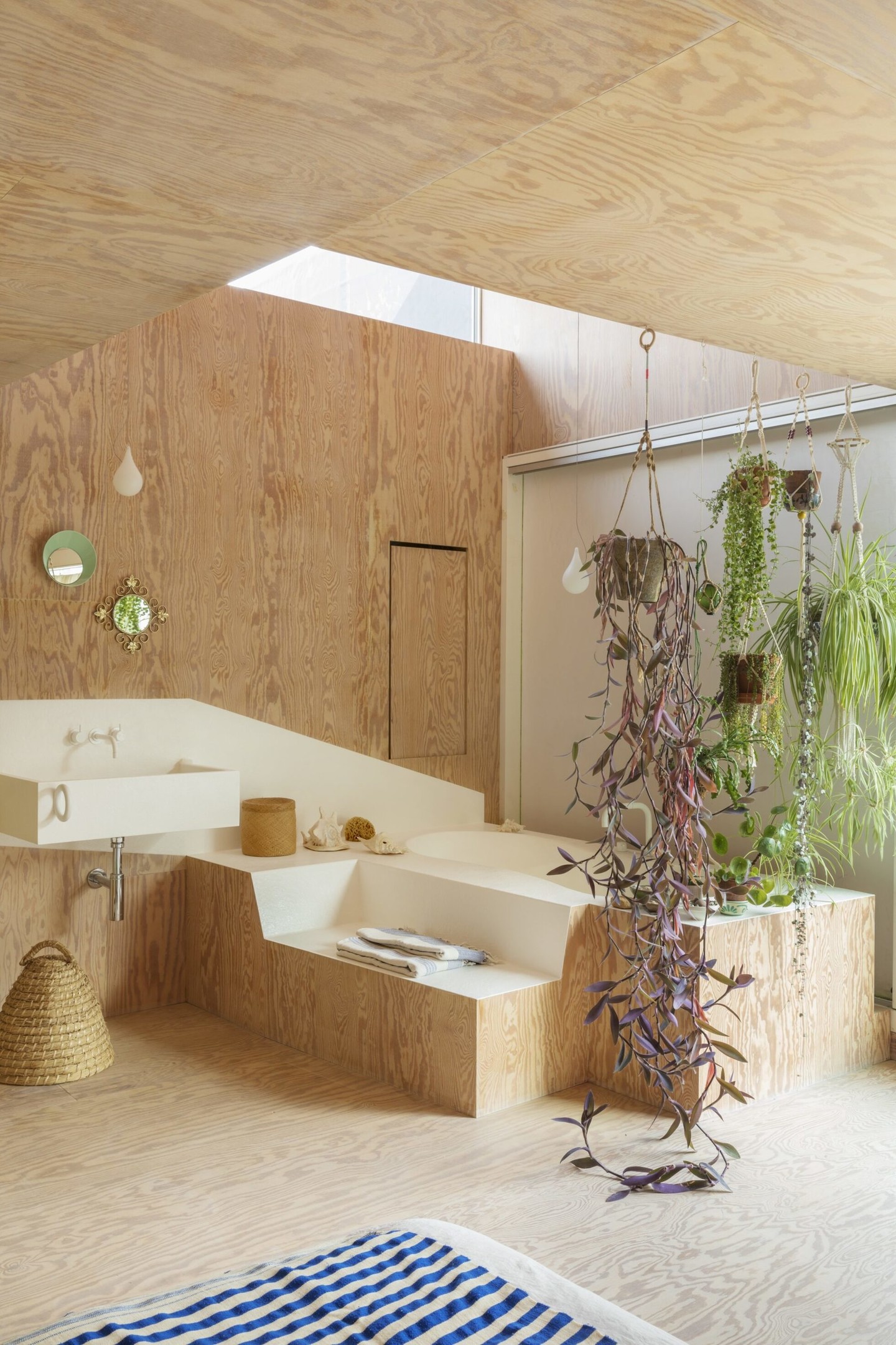 Được thực hiện bởi NTK Wim Depuyt, phòng tắm này tuy không sử dụng 100% vật liệu gỗ nhưng vẫn tạo cảm giác gần gũi, mộc mạc. Sự kết hợp gỗ và sứ tráng men cùng những giỏ cây cảnh mang lại sự sinh động cho phòng tắm rộng rãi này.