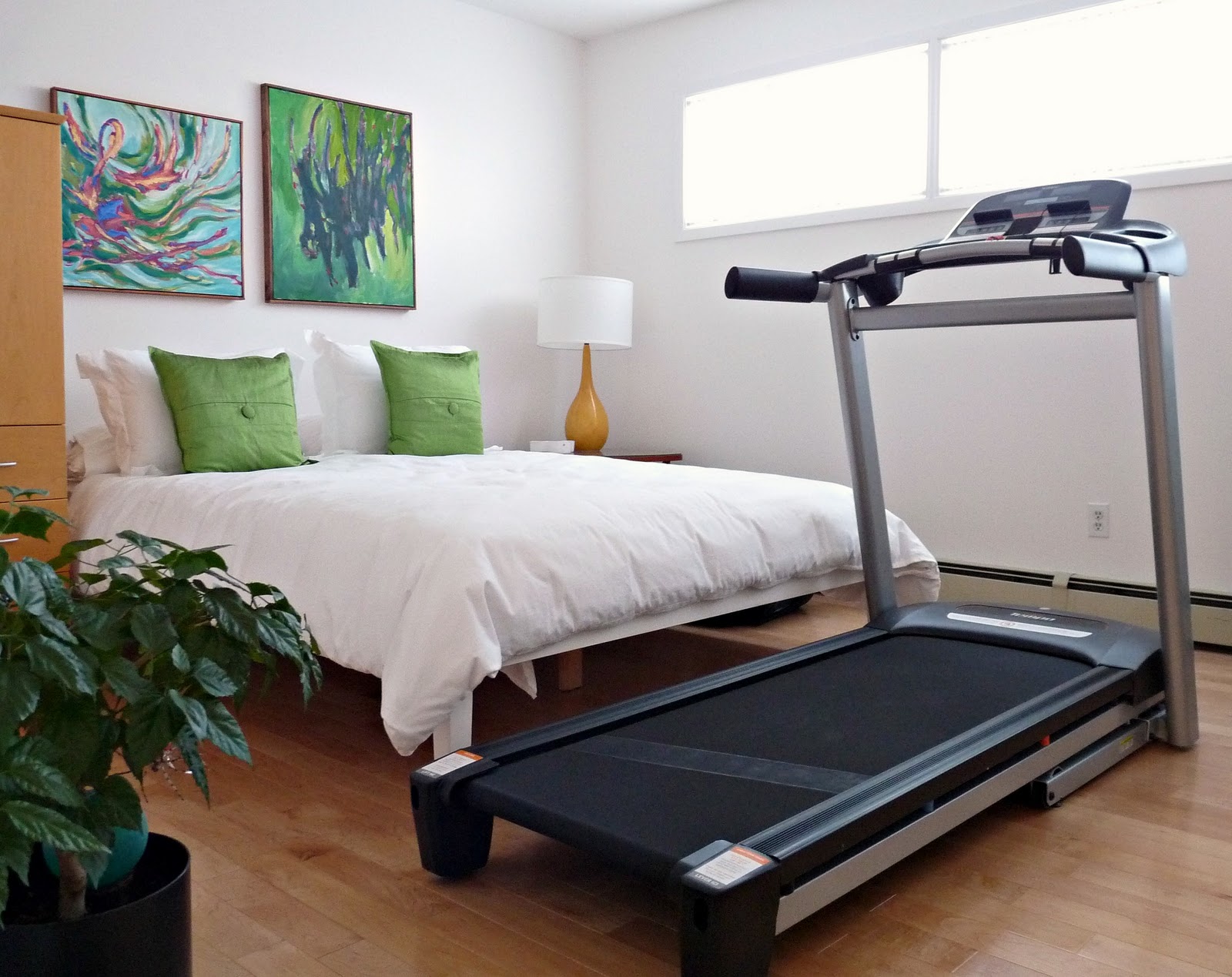 Việc đặt máy tập thể dục - hoạt động gây tiêu hao năng lượng - trong không gian ngủ nghỉ cũng là điều nên tránh.
