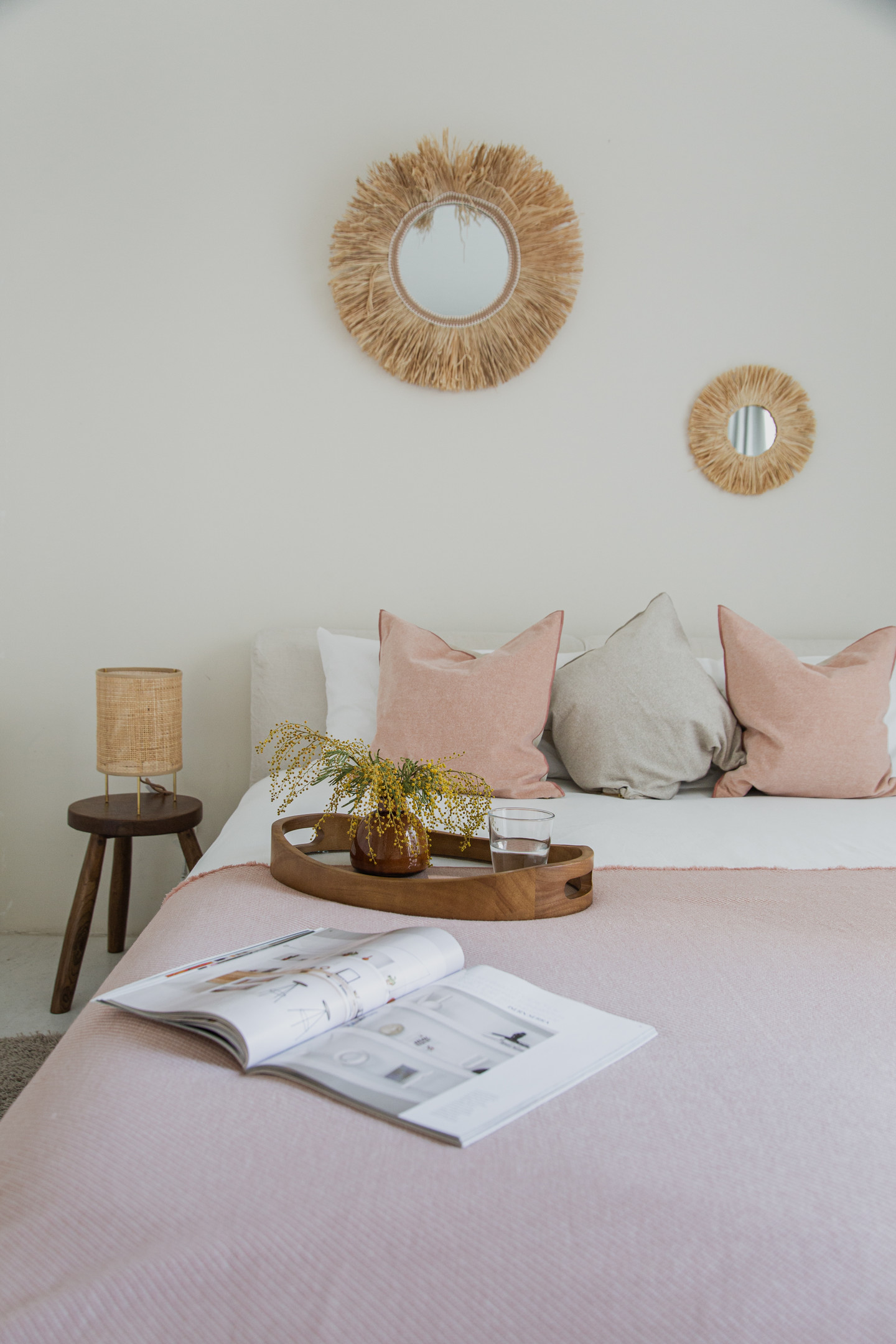Phòng ngủ thứ hai là sự kết hợp của 'cặp đôi' hoàn hảo: Xám - hồng. Nếu màu xám mang đến sự sang trọng thì sắc hồng lại ngọt ngào, nữ tính. Hai tấm gương treo tường cũng tương đồng với phong cách trang trí phòng khách và phòng ngủ đầu tiên.