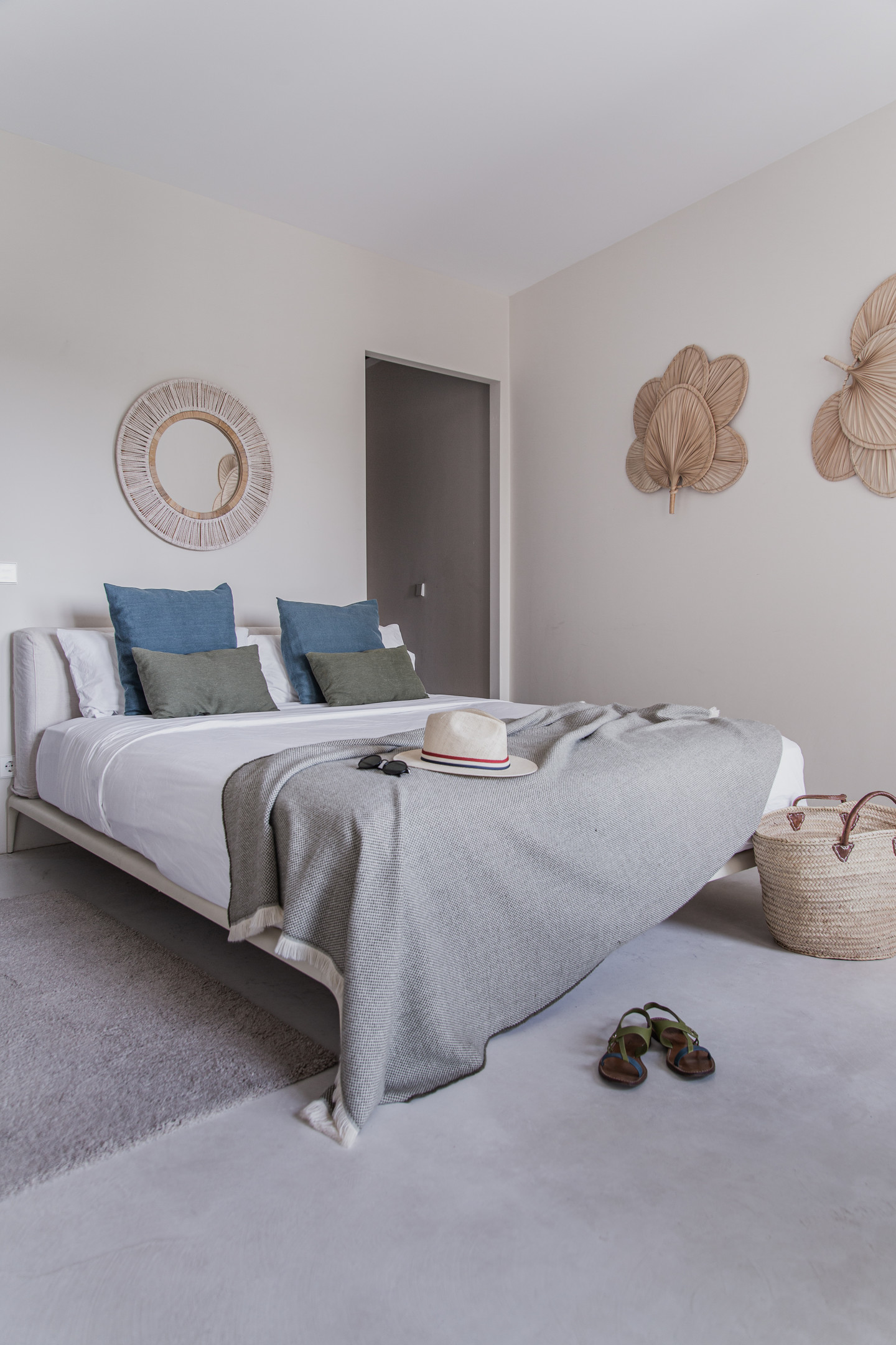 Như đã giới thiệu, căn hộ dành phần lớn không gian để thiết kế 3 phòng ngủ riêng biệt với mục đích cho thuê về sau. Phòng ngủ đầu tiên với gam màu be, xám, trắng, xanh lam cùng phụ kiện trang trí bằng sợi liễu gai, gỗ,... cho vẻ đẹp giản dị.