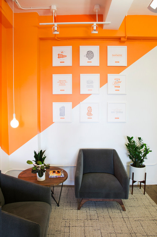 Thay vì sơn toàn bộ bức tường màu cam (một ý tưởng rất tệ!), chủ nhân của phòng khách này đã chia đôi bức tường theo đường chéo để sắc trắng thanh lịch trung hòa lại sự chói chang, cho màu cam bừng sáng một góc phòng.