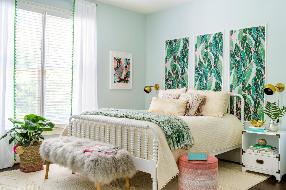 Phòng ngủ đầu tiên với những gam màu tươi sáng mang lại cảm giác thư giãn tuyệt đối với sắc xanh lá cây chủ đạo, kết hợp bộ ba bức tranh canvas treo tường khổ lớn như đưa cả thiên nhiên vào phòng.