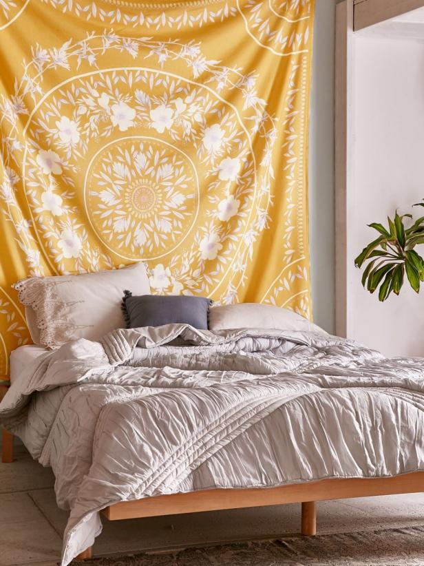 Thể hiện cá tính tự do, tâm hồn phóng khoáng của bạn bằng cách tùy chọn một tấm thảm thời trang phong cách Boho với sắc vàng cam cùng hoa văn bắt mắt để bức tường đầu giường trở nên đẹp - độc - lạ.