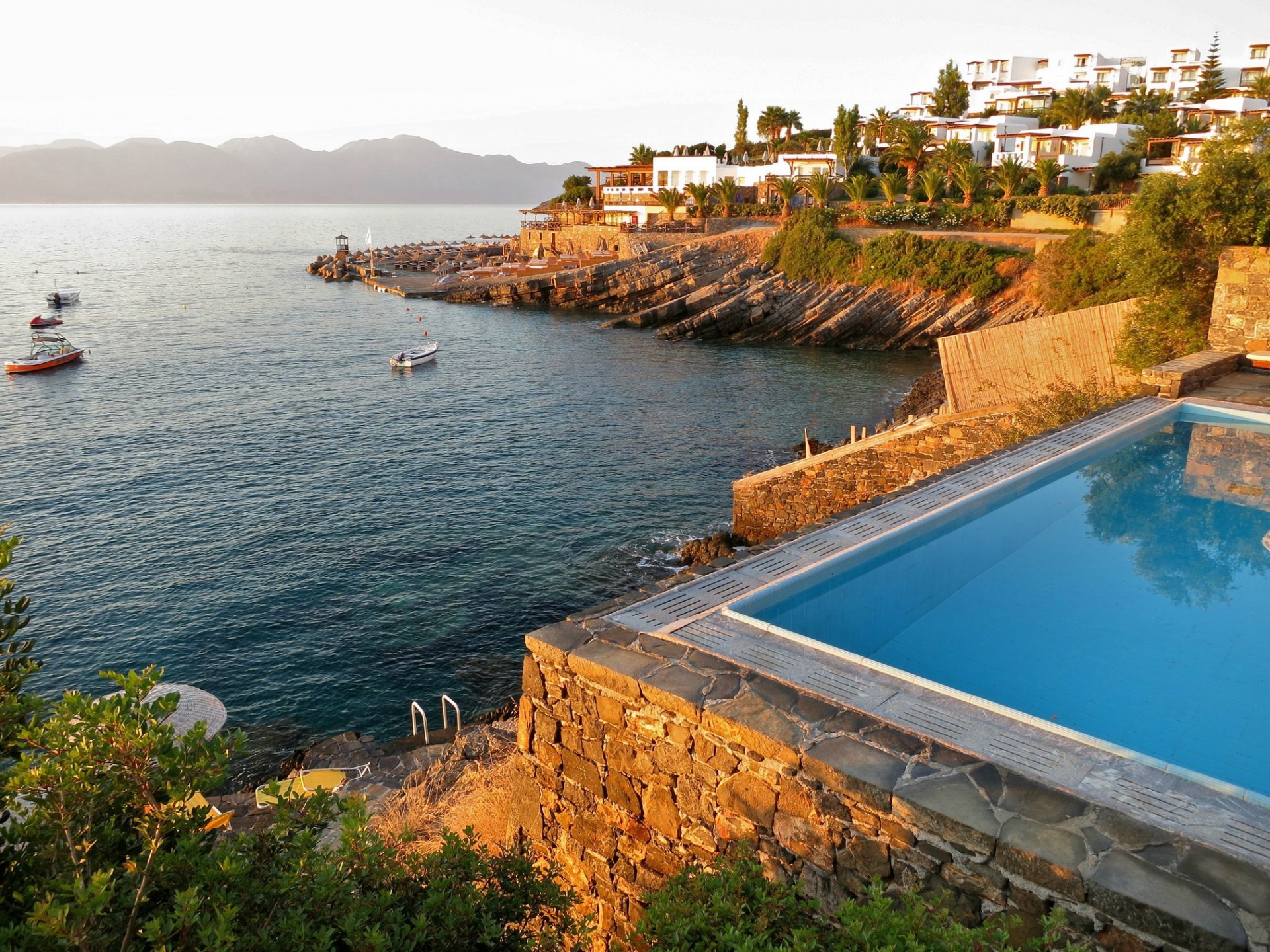 Một hồ bơi hình chữ nhật nhìn ra biển trong ngôi làng nhỏ trên đảo Crete của Hy Lạp tạo cảm giác chân thực như thiên nhiên và con người cùng hòa vào làm một.