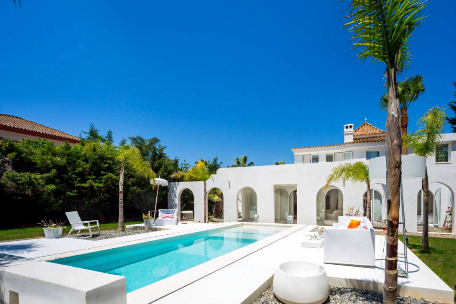 Hồ bơi được thiết kế bởi Etno Design Marbella tại Madrid với phong cách thanh lịch và tinh tế, điểm tô sắc xanh dịu mát giữa không gian ngoài trời phủ đầy sắc trắng.