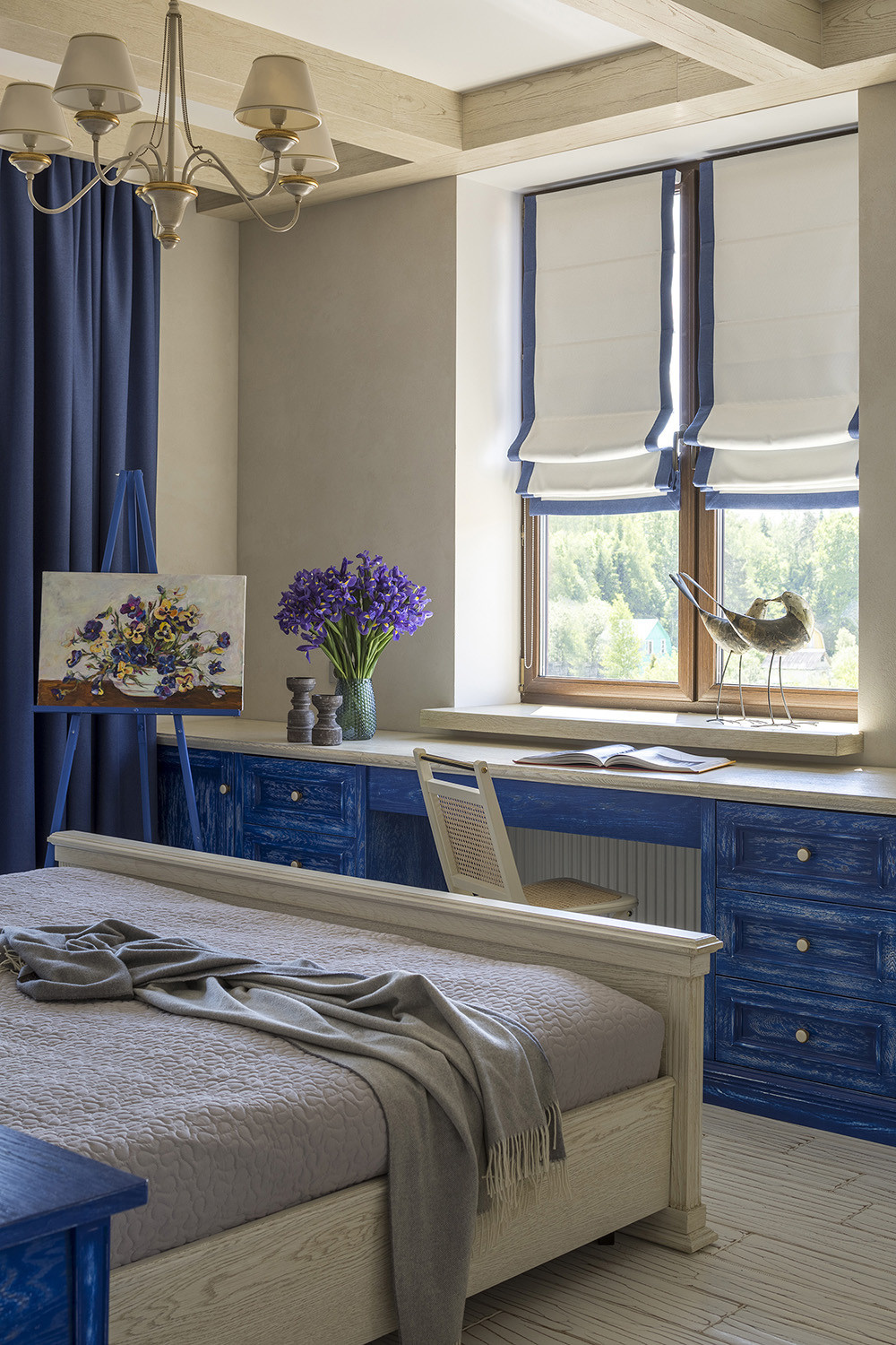 Ngôi nhà nằm tại vùng ngoại ô do Apelsin Design Studio thiết kế mang hơi hướng phong cách Địa Trung Hải. Góc làm việc với chiếc bàn cạnh cửa sổ sơn màu xanh lam dịu nhẹ, kết hợp rèm cửa Roman có đường viền cùng tone màu đẹp mắt.