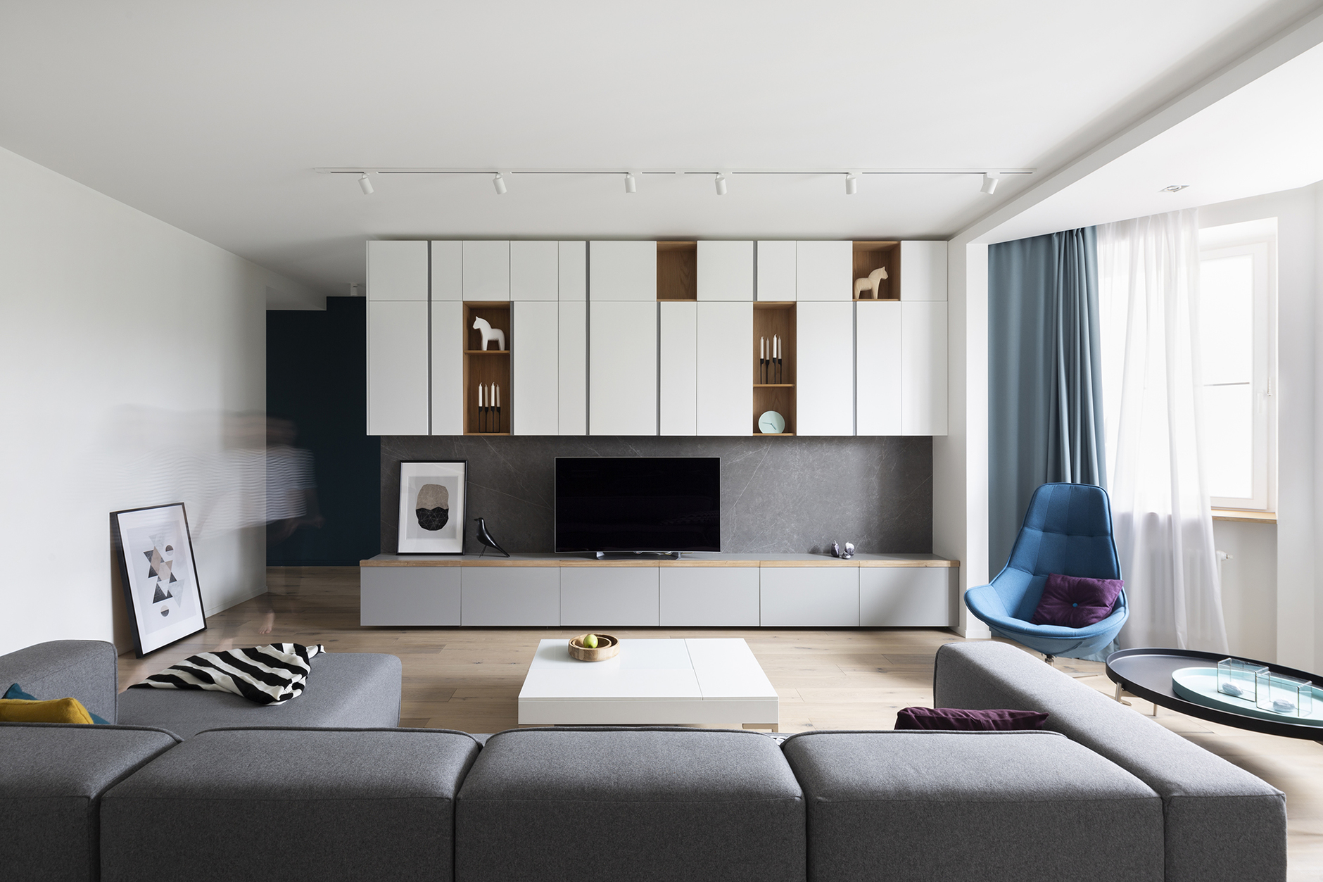 Dự án cải tạo căn hộ do Zeworkroom Studio thực hiện theo phong cách Scandinavian. Từ ghế sofa module đến bàn nước đều có thiết kế tối giản. Đặc biệt, hệ thống tủ kệ lưu trữ đối diện tận dụng tối đa bề mặt tường để làm không gian lưu trữ.