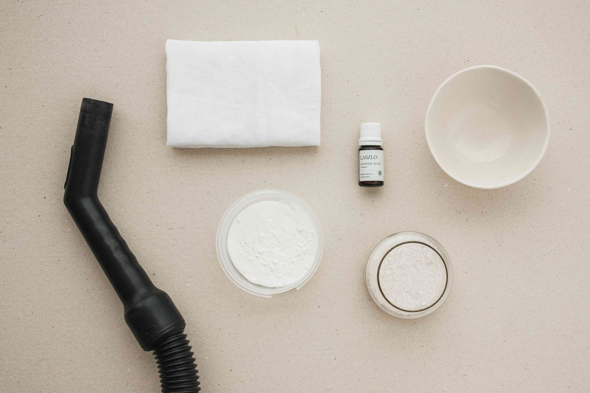 Những nguyên liệu và dụng cụ bạn cần chuẩn bị để vệ sinh tấm nệm.