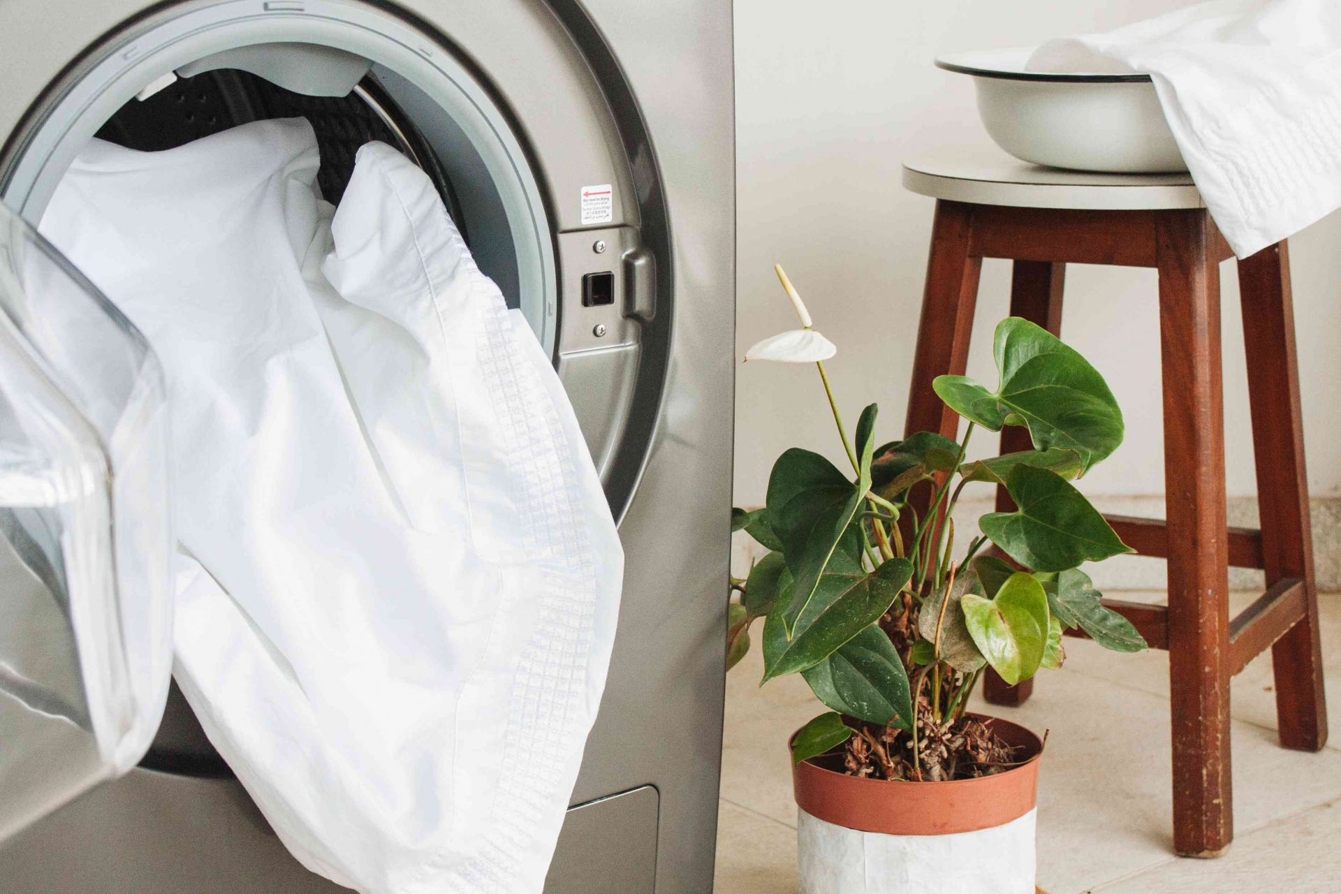 Tháo tấm bọc nệm và cho vào máy giặt, giặt như quần áo thông thường. 