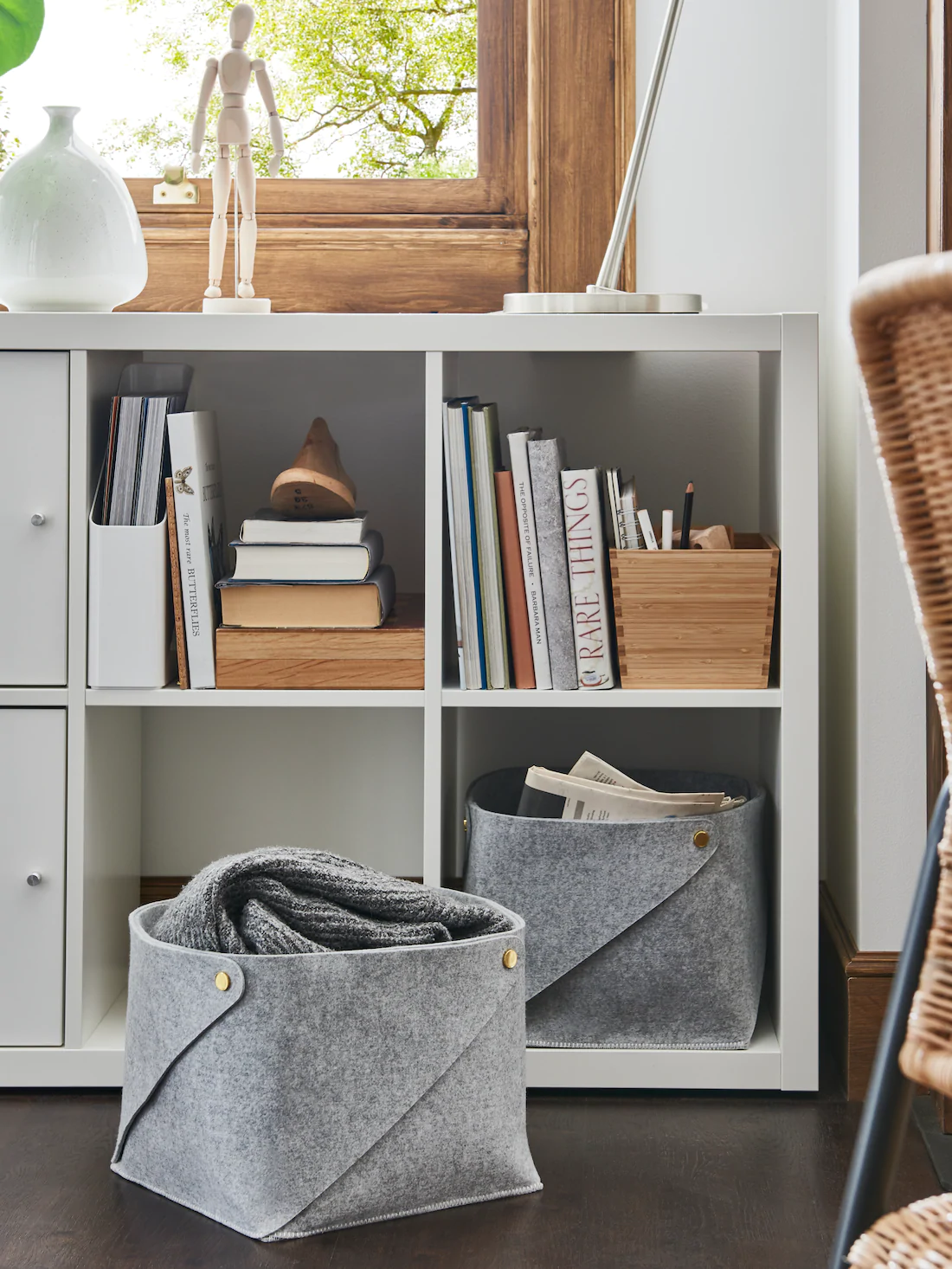 Ý tưởng lưu trữ bằng giỏ không chỉ gọn nhẹ, linh hoạt mà còn mang lại vẻ đẹp thẩm mỹ cho không gian phòng khách.